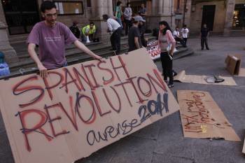 Alrededor de 150 ciudadanos se reunieron ayer en la plaza Mayor de Ourense imitando a otras ciudades de España. (Foto: Xesús Fariñas)