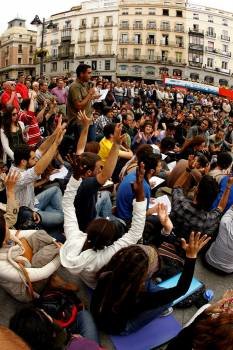 Los asistentes a la protesta de la Puerta del Sol participan en la asamblea celebrada para decidir las acciones a desarrollar durante la concentración. Foto: EFE