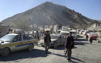 Vecinos de la zona se acercan al lugar en que un ataque talibán acabó hoy con la vida de 35 civiles afganos en Paktia (Afganistán).