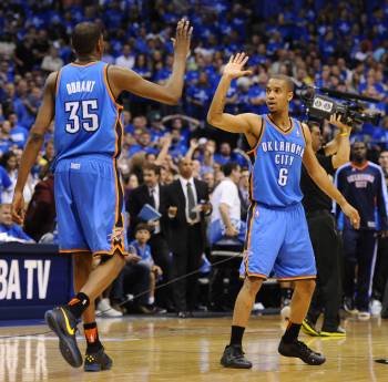 El jugador de los Thunder de Oklahoma City Kevin Durant celebra con su compañero de equipo Eric Maynor (Foto: LARRY W. SMITH)