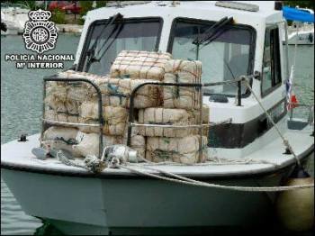 Fotografía facilitada por la Policía Nacional del velero cargado con 500 kilos de cocaína que la policía española, en colaboración con la búlgara y la francesa, ha interceptado en la isla caribeña de Guadalupe antes de que partiera hacia España. El destin