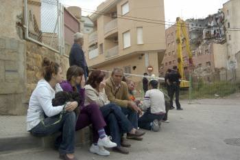 Vecinos de Lorca observan el derribo de sus casas. (Foto: ISRAEL SÁNCHEZ)