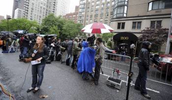 Medios de comunicación hacen guardia frente al edificio donde se aloja la mujer de Straus en Nueva York. (Foto: A. GOMBERT)