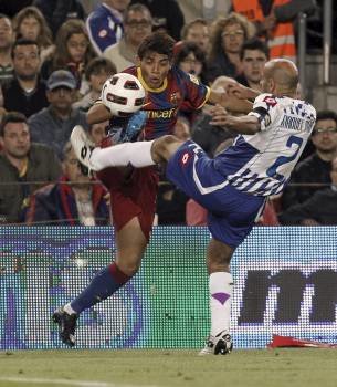 Manuel Pablo disputa la pelota con Jonathan Dos Santos.? (Foto: albert olivé)