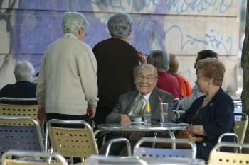 Una pareja de mayores toma un refresco en la terraza de un bar. (Foto: JOSÉ PAZ)
