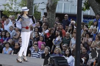 Una joven muestra el modelo que luce en la pasarela, ante la mirada del numeroso público. (Foto: XESÚS FARIÑAS)