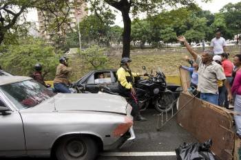 Un grupo de familiares de presos bloquean una de las carreteras de acceso a La Panta. (Foto: HAROLD ESCALONA)