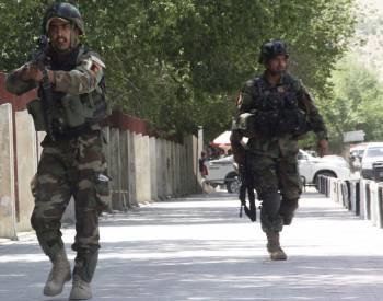 Soldados afganos toman posiciones tras el atentado. (Foto: S. SABAWOON)