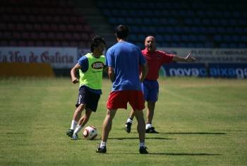 Cándido Gómez dirige el entrenamiento de ayer en O Couto con Noguerol conduciendo el balón. (Foto: MARCOS ATRIO)
