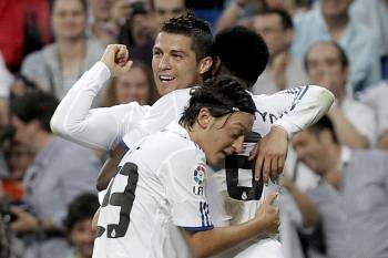 Cristiano Ronaldo celebra con Özil y Adebayor el séptimo gol del Real Madrid.? (Foto: juanjo martín)