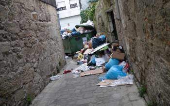 Unha das rúas de Padrón cobertas de lixo antes de que as limpasen as patrullas. (Foto: ARQUIVO)
