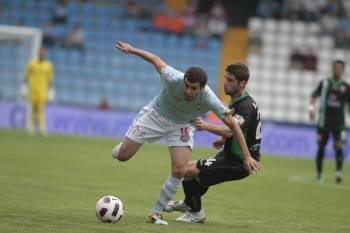 El lucense Trashorras intenta escapar de la marca de un futbolista del Elche.? (Foto: ATLÁNTICO)