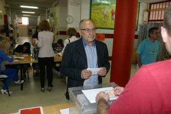 Francisco Rodríguez deposita su voto. (Foto: Jose Paz)