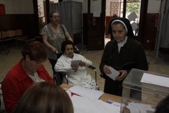 Una religiosa ejerciendo su derecho a voto(Foto: XESÚS FARIÑAS)