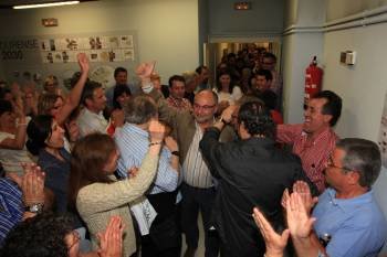Francisco Rodríguez recibe la felicitación de militantes y simpatizantes.