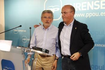 Rosendo Fernández y Manuel Baltar, al término de su análisis de los resultados electorales en la sede ourensana ante militantes y medios de comunicación. (Foto: XESÚS FARIÑAS)