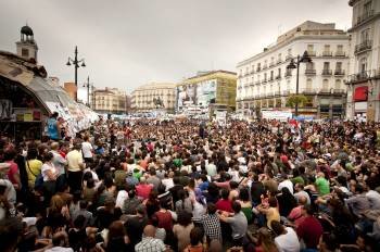 Aspecto que presentaba en la tarde de ayer la concentración de la Puerta del Sol. (Foto: LUCA PIERGIOVANNI)