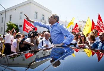El primer ministro portugués José Sócrates saluda a sus simpatizantes. (Foto: MARIO CRUZ)