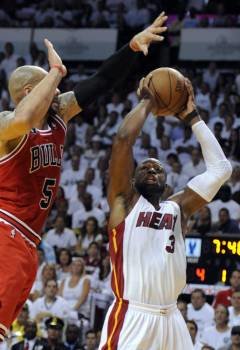 El jugador de los Miami Heat Dwayne Wade se prepara para lanzar con la marca de Carlos Boozer (Foto: RHONA WISE)
