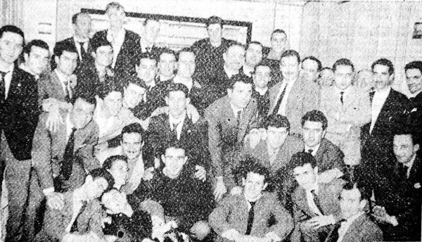 (2) Directivos y jugadores del Couto de 1986, en plan campeones, posando con el delegado provincial de sindicatos.