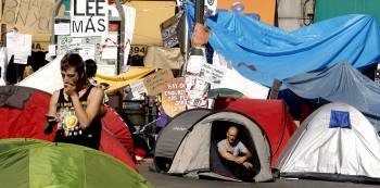 Tiendas de campaña de los 'indignados' en la Puerta del Sol. (Foto: JUANJO MARTÍN)