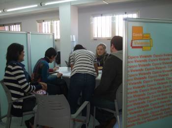 Varios jóvenes consultan la documentación para solicitar ayudas a la vivienda. (Foto: ARCHIVO)