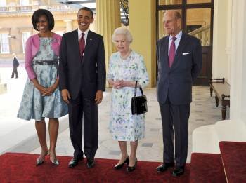  La reina Isabel II de Inglaterra (2ª dcha) y su esposo, el príncipe Felipe (dcha) dan la bienvenida al presidente estadounidense, Barack Obama (2º izq), y a su esposa Michelle (izq) a su llegada al palacio de Buckingham.