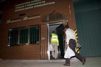Agentes de Aduanas entran en las instalaciones del laboratorio de Jorge Dorribo, en Rábade. (Foto: J.C.HIDALGO)
