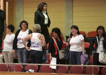 Varias feministas fueron desalojadas por proferir gritos durante el pleno. (Foto: XOÁN REY)