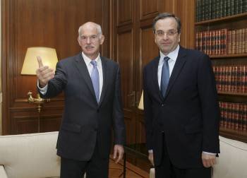 Papandreu, con el líder de la oposición, Samarcas. (Foto: M. MAROGIANI)