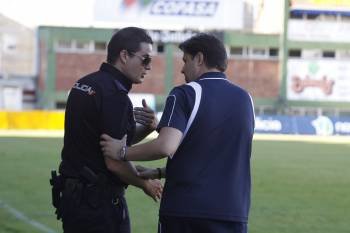 El técnico del Villa, a la derecha, conversa con un policia, tras el incidente. (Foto: Xesús Fariñas)