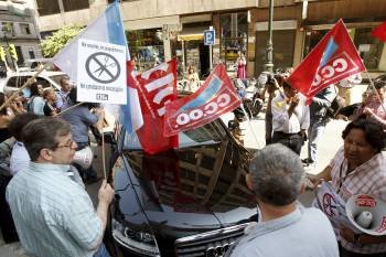 Alrededor de 200 trabajadores de Novacaixagalicia (NCG) han protestado hoy ante la sede de la entidad crediticia en Vigo