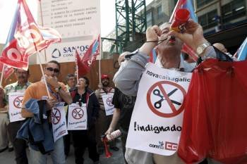 Alrededor de 200 trabajadores de Novacaixagalicia (NCG) han protestado hoy ante la sede de la entidad crediticia en Vigo