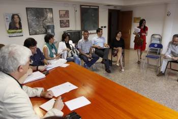 Isabel Pérez (de pie) se incorpora a la reunión que mantuvo ayer el consello local del BNG, integrado por 21 personas. (Foto: XESÚS FARIÑAS)