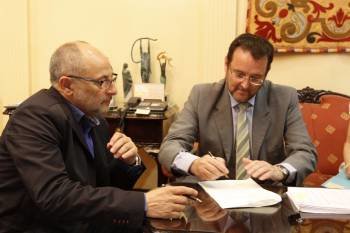 Francisco Rodríguez y José Luis Gutiérrez firman la cesión. (Foto: XESÚS FARIÑAS)