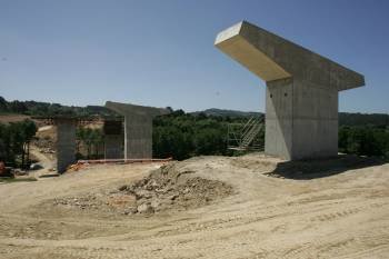 La construcción del viaducto sobre el río Arnoia, uno de los tres puentes del trazado. (Foto: JOSÉ PAZ)