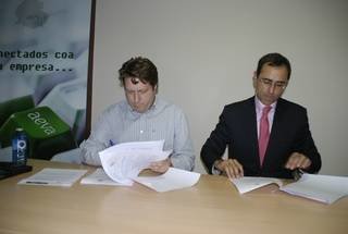 Javier Rodríguez y Rogelio Menéndez en el momento de la firma