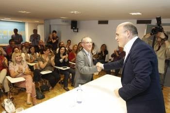 Amador Vázquez saluda a Manuel Baltar, con el comité ejecutivo al fondo. (Foto: XESÚS FARIÑAS)