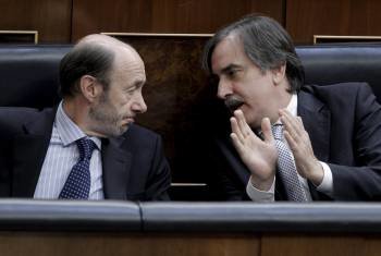 Rubalcaba y Gómez conversan durante el Pleno en el Congreso de los Diputados. (Foto: JUANJO MARTÍN)
