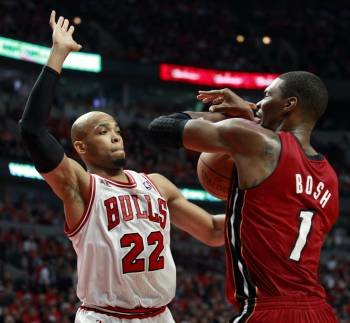 El jugador de los Bulls Taj Gibson disputa el balón con Chris Bosh de los Heat (Foto: KAMIL KRZACZYNSKI)