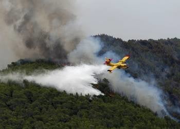  Un hidroavión participa en las tareas de extinción del incendio que desde ayer ha devastado al noreste de Ibiza