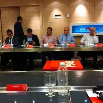Patxi López fotografíó y colgó en su twitter esta significativa imagen de la reunión. (Foto: )