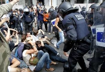 Los Mossos d´Esquadra cargando contra los 'indignados' de la plaza de Cataluña de Barcelona. (Foto: Albert Olivé)