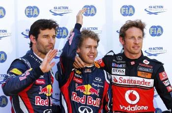 El piloto australiano de Red Bull Mark Webber,,el alemán Sebastian Vettel y Jenson Button, posan juntos tras la sesión de clasificación.