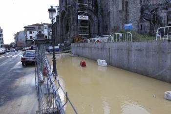 Una inmensa balsa de agua en las obras de los alrededores de A Veracruz. (Foto: XESÚS FARIÑAS)