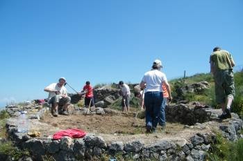 Un grupo de voluntarios, en el yacimiento celta de Castromao.  (Foto: XESÚS FARIÑAS)
