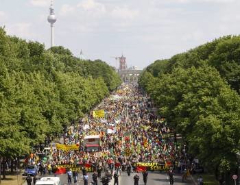 Manifestación desarrollada ayer por las calles de Berlín. (Foto: FLORIAN SCHUH)