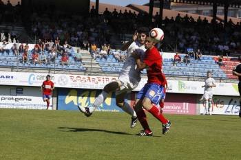El lateral Gonzalo pelea con un rival del Villaviciosa. (Foto: Ballesteros)