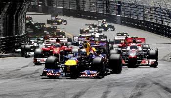 El piloto alemán de Fórmula Uno Sebastian Vettel, de la escudería Red Bull, toma una curva durante el Gran Premio de Mónaco de Fórmula Uno que se disputa en el circuito urbano de Montecarlo (Foto: SRDJAN SUKI)