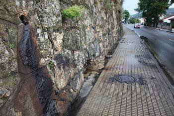 Muro desde el que partió el vertido de gasóleo. (Foto: JOSÉ PAZ)